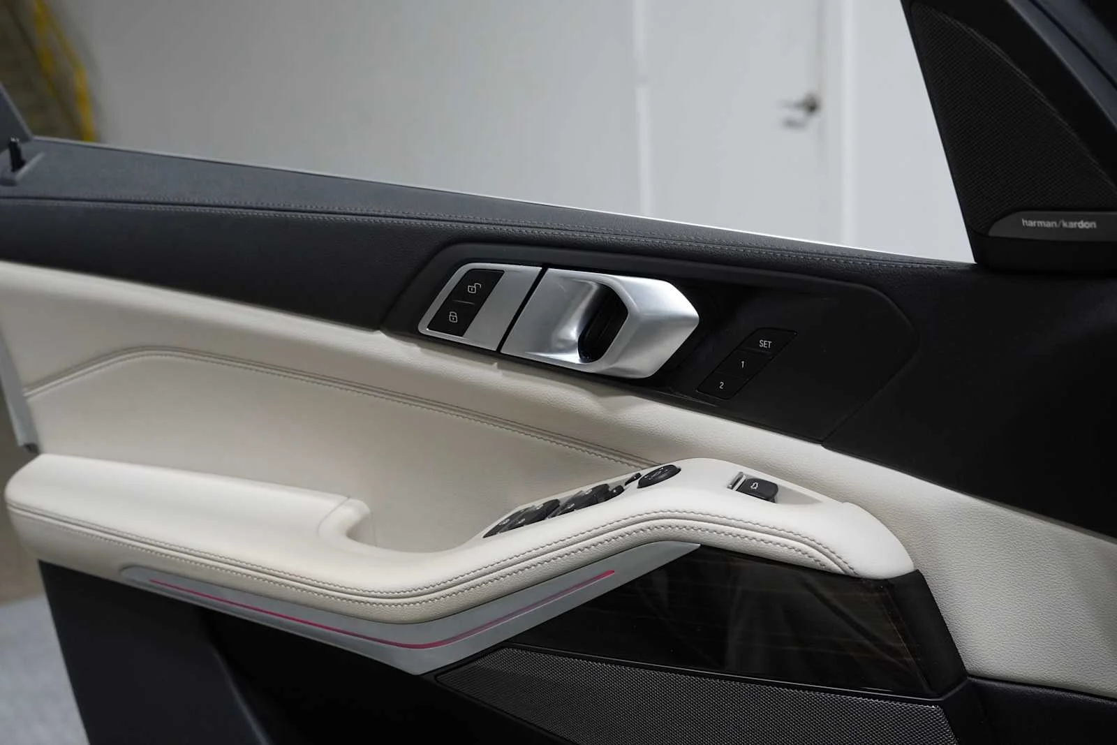 Used 2021 Alpine White BMW sDrive40i image 14