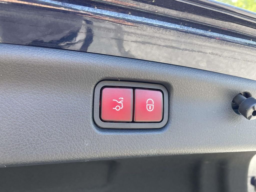 Used 2023 Lunar Blue Metallic Mercedes-Benz C 300 image 18