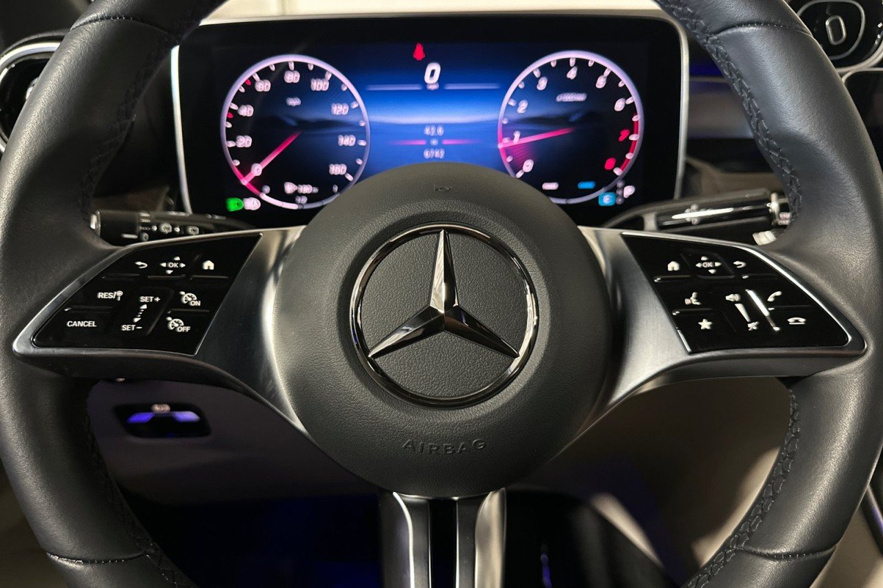 Certified Used 2025 Polar White Mercedes-Benz GLC 300 image 22