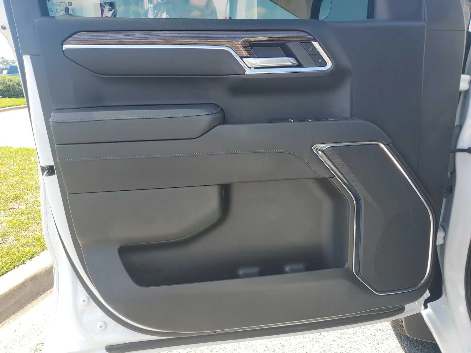 Used 2025 Summit White Chevrolet RST image 15