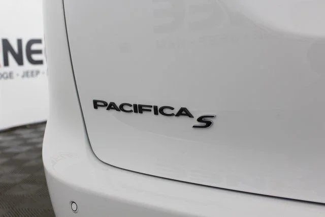 New 2026 Bright White Clear-Coat Exterior Paint Chrysler Select image 32