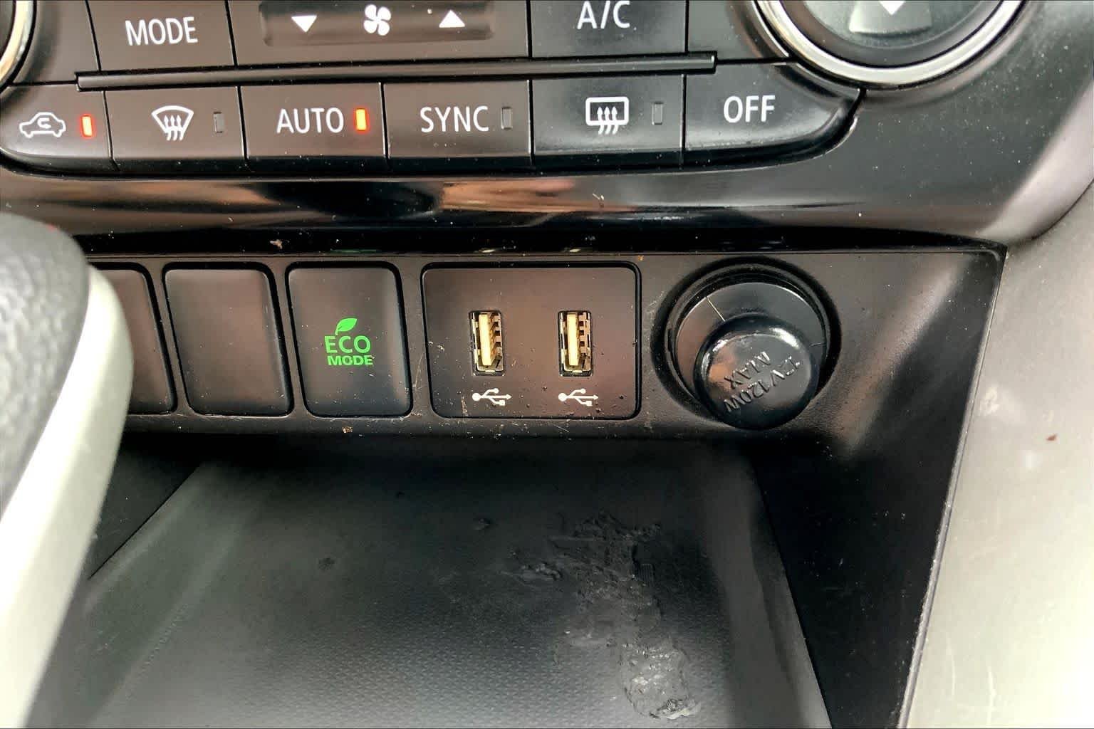 Used 2024 White Diamond Mitsubishi SE image 31