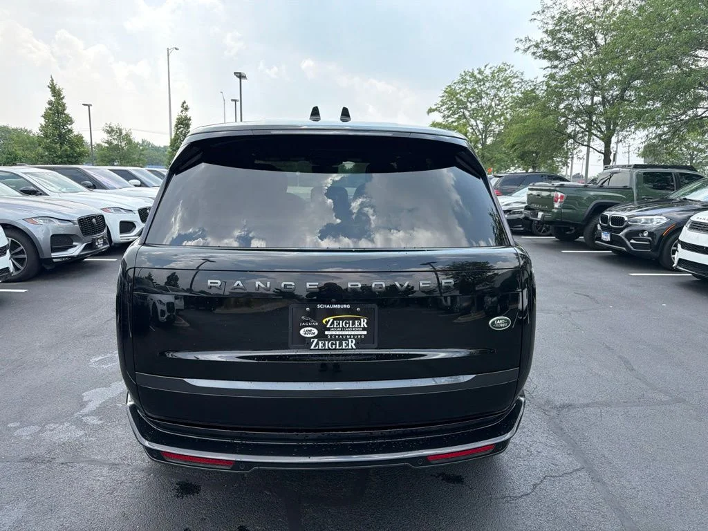 Used 2023  Land Rover SE image 4