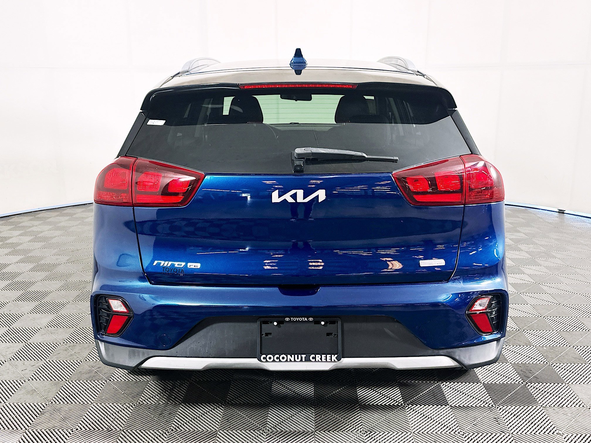 Used 2022 Deep Cerulean Kia LX image 4