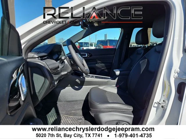 New 2026 Bright White Clear-Coat Exterior Paint Jeep Latitude image 10