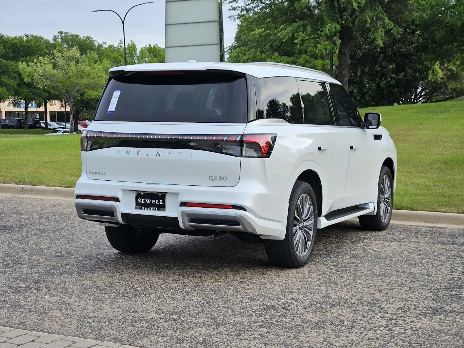 New 2026 RADIANT WHITE INFINITI Luxe 2WD image 4