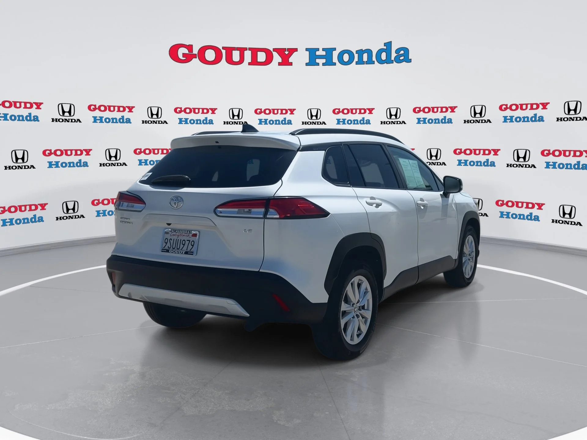 Used 2025 Pearl Toyota LE image 8