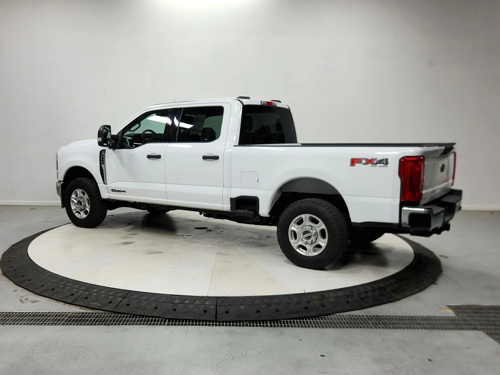Used 2025 Oxford White Ford XLT image 6