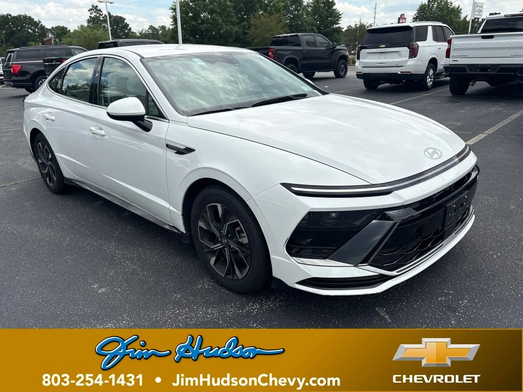 Used 2025 White Hyundai SEL image 1