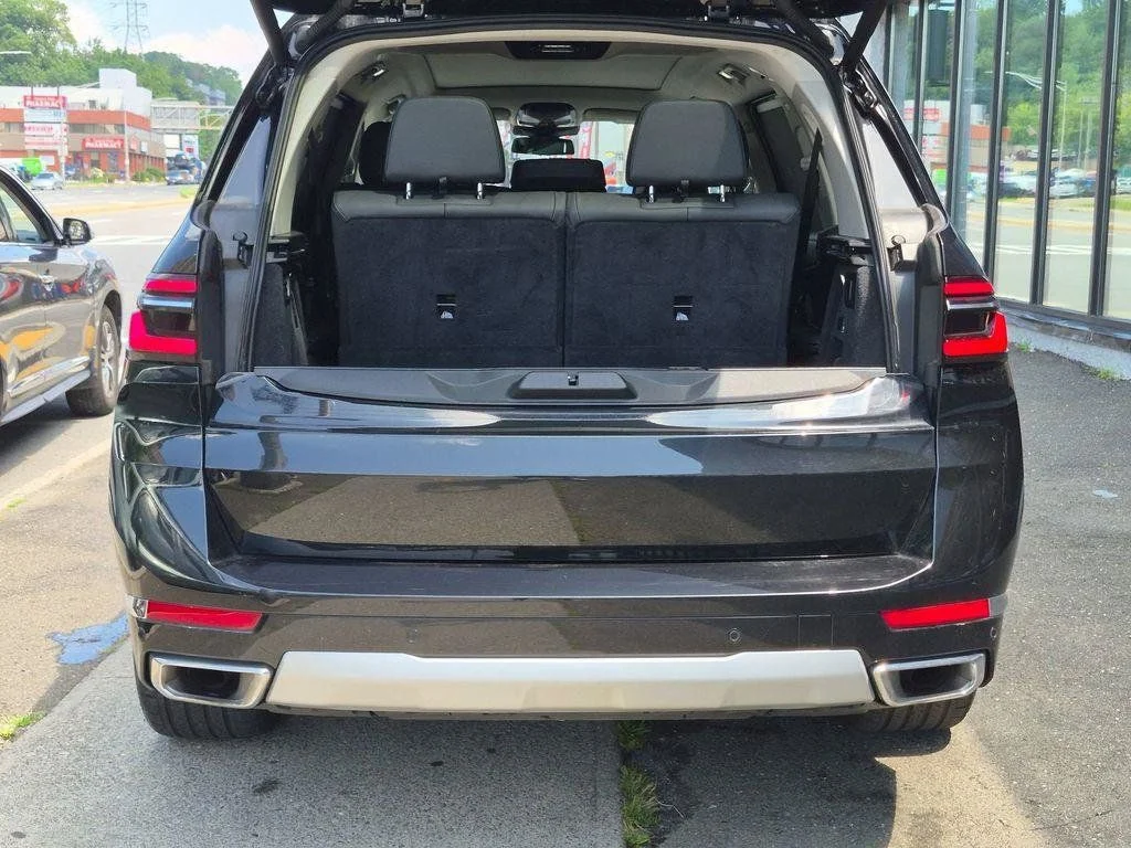 Used 2025 Black BMW xDrive40i image 11