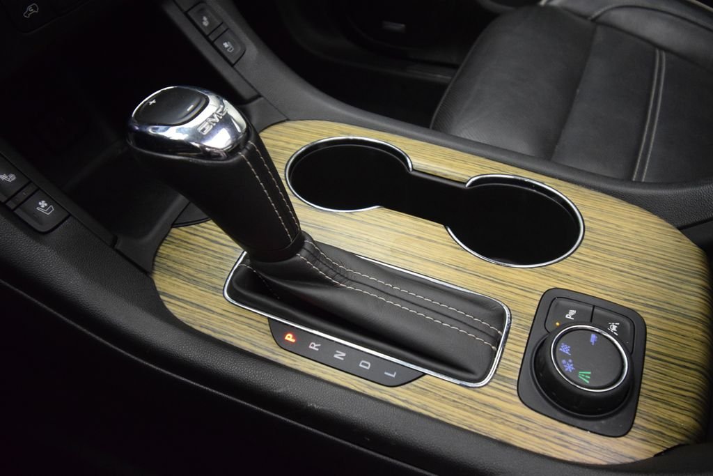 Used 2019 White Frost Tricoat GMC Denali image 28