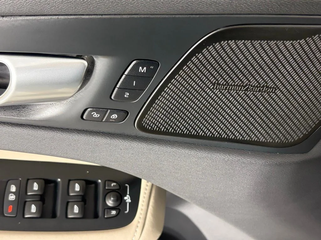2026 Volvo XC60 Plus - Photo 15