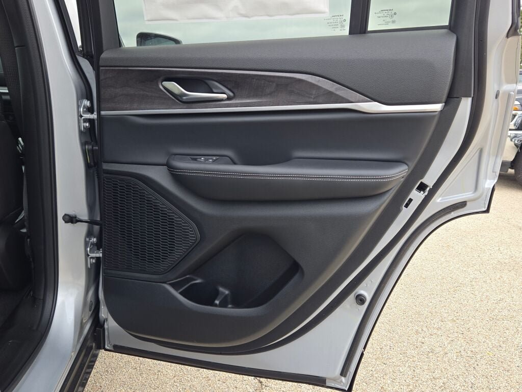 New 2025 Silver Zynith Exterior Paint Jeep Limited image 13
