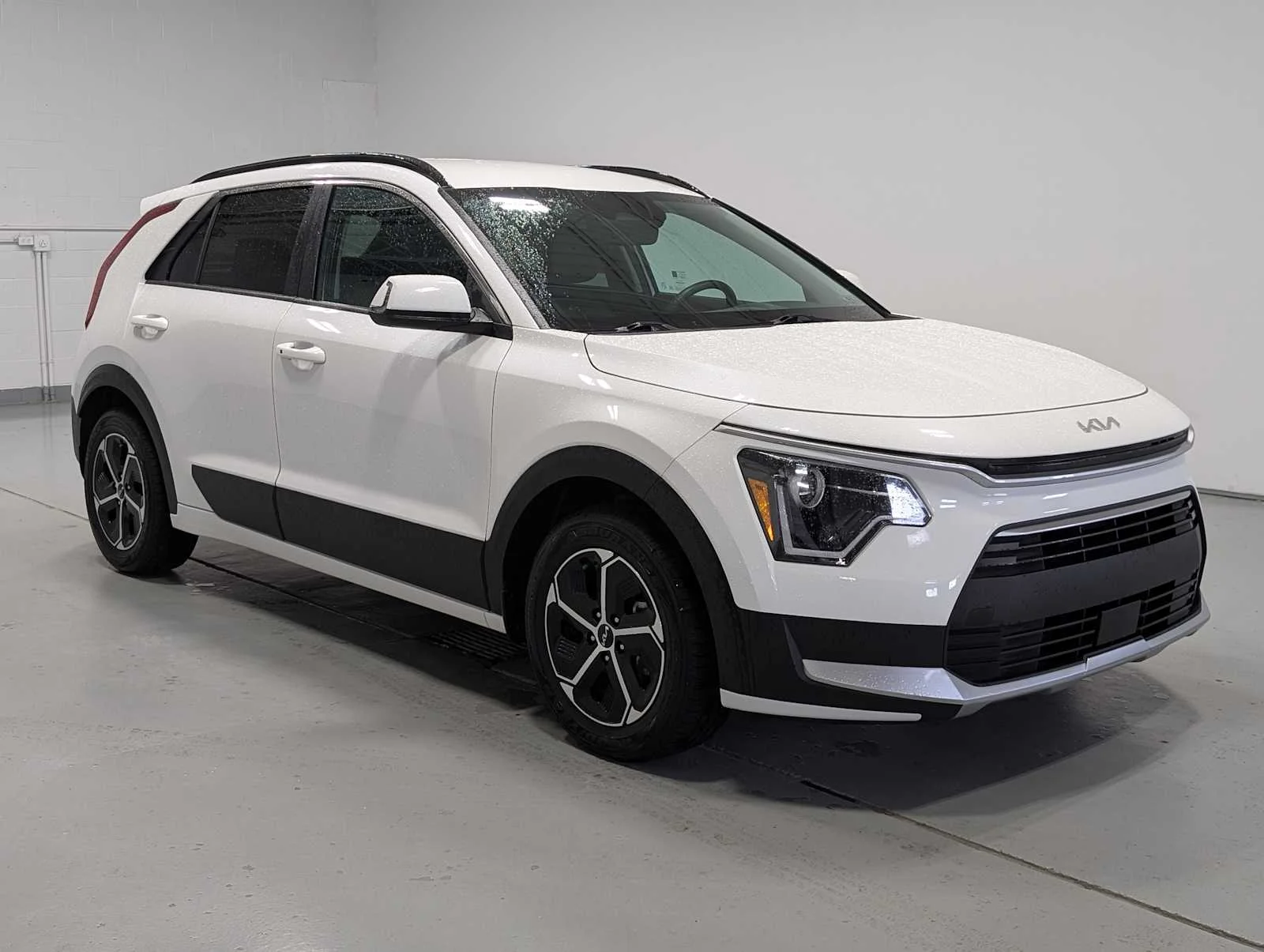 Used 2024 Snow White Pearl Kia EX image 6