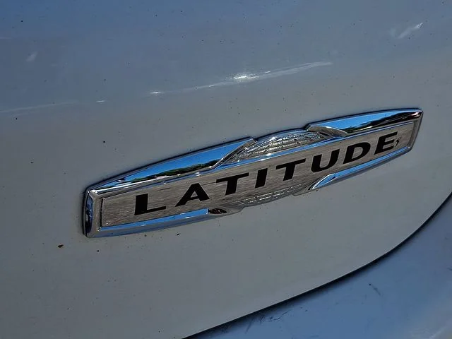 Used 2018 White Jeep Latitude image 29