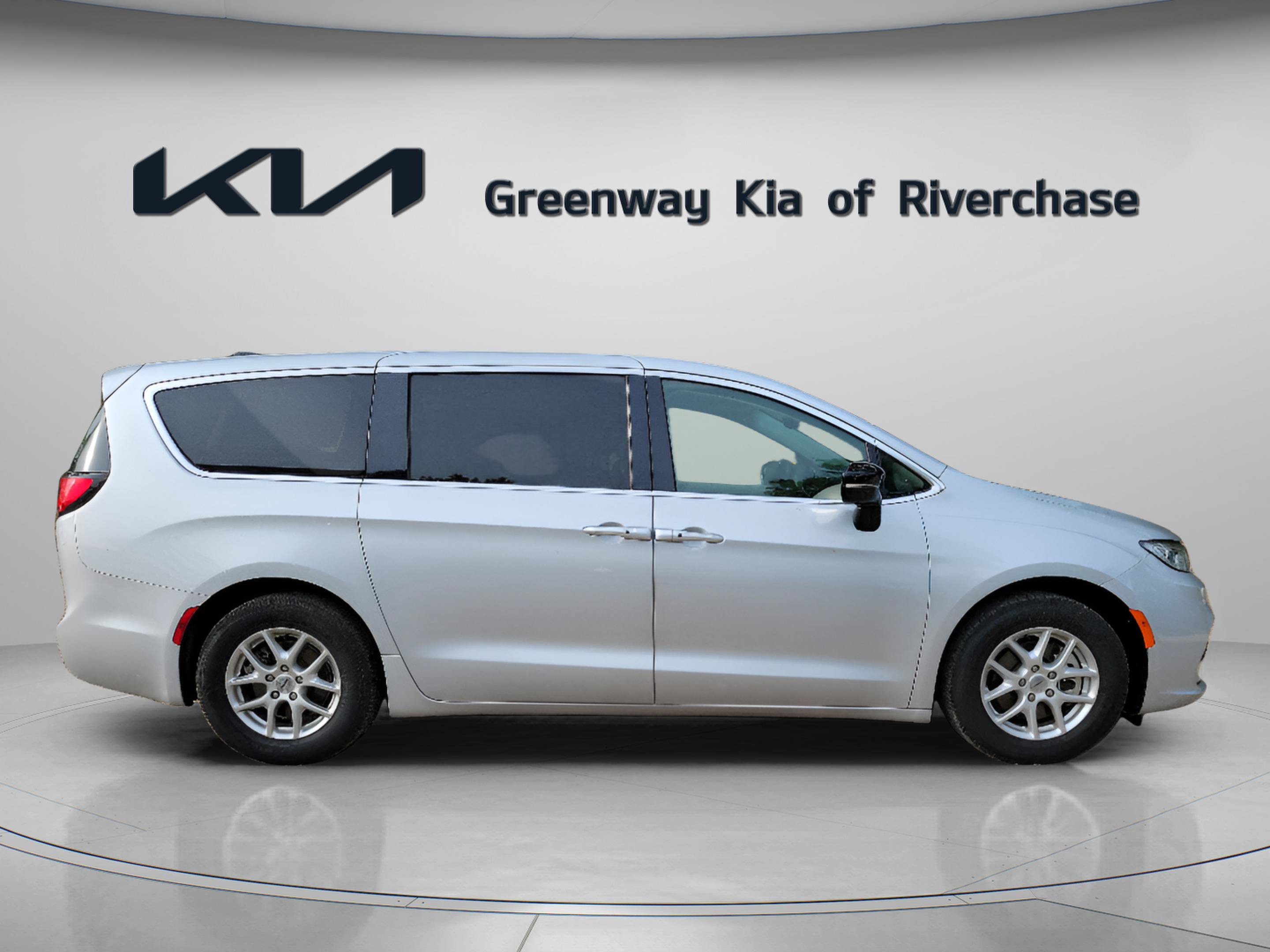 2024 Chrysler Pacifica Touring L - Photo 7