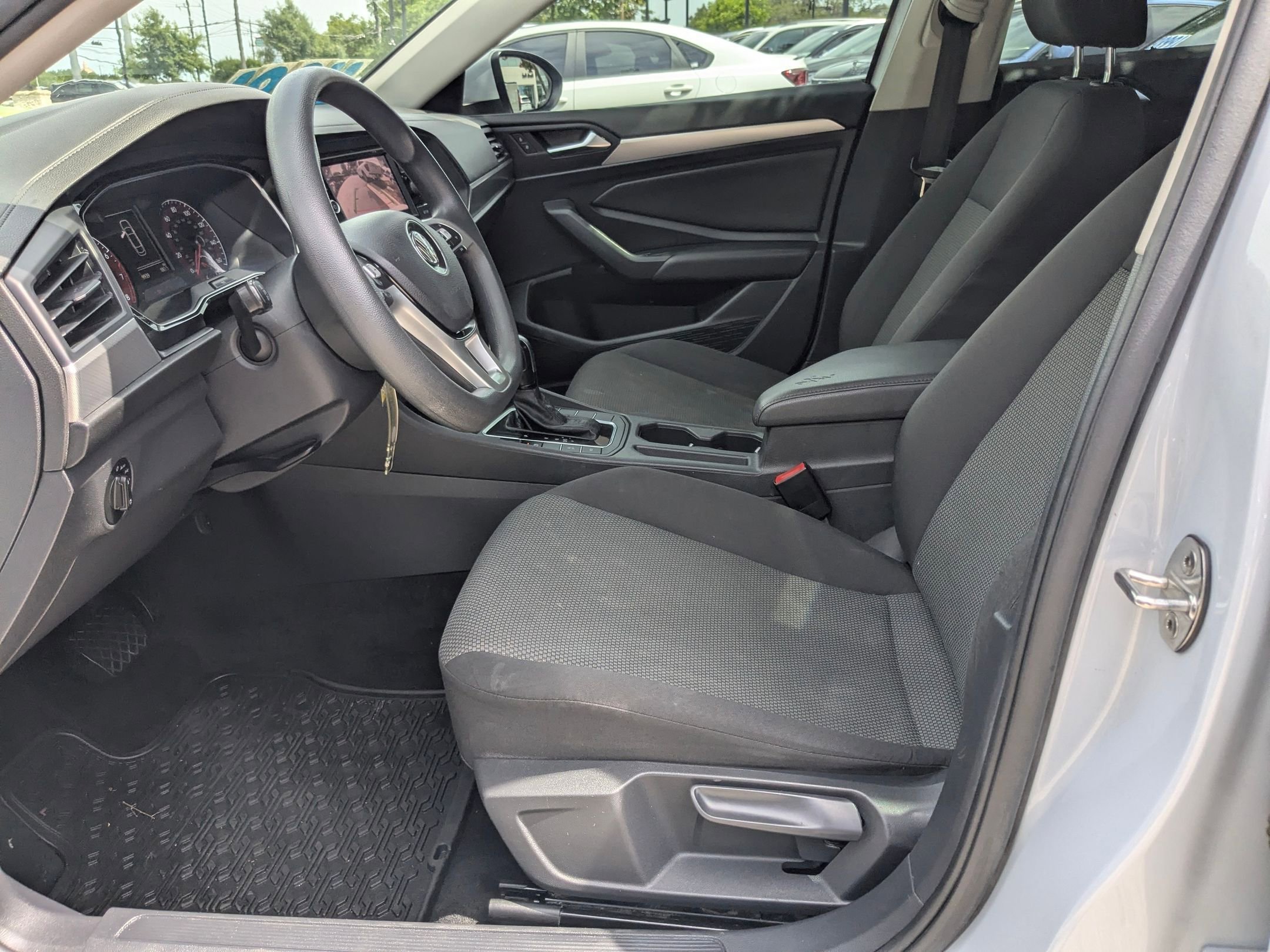 Used 2019 White Silver Metallic Volkswagen 1.4T S image 9
