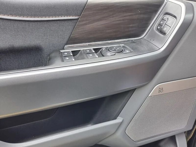 Used 2025 Agate Black Metallic Ford LARIAT image 29