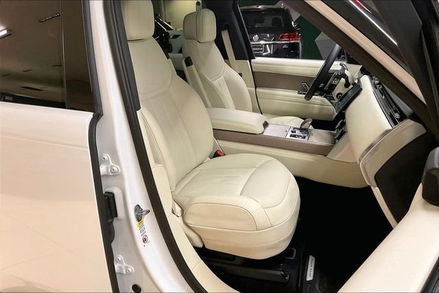 Used 2023 White Land Rover SE image 6