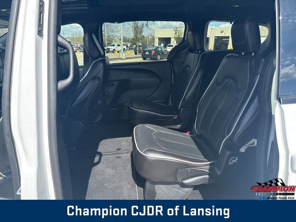 Used 2025 Bright White Clearcoat Chrysler Limited image 16