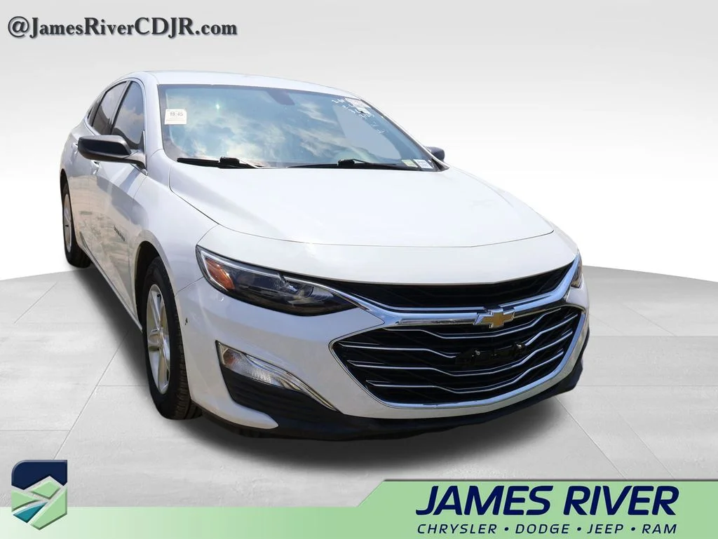 Used 2022 White Chevrolet LS image 9