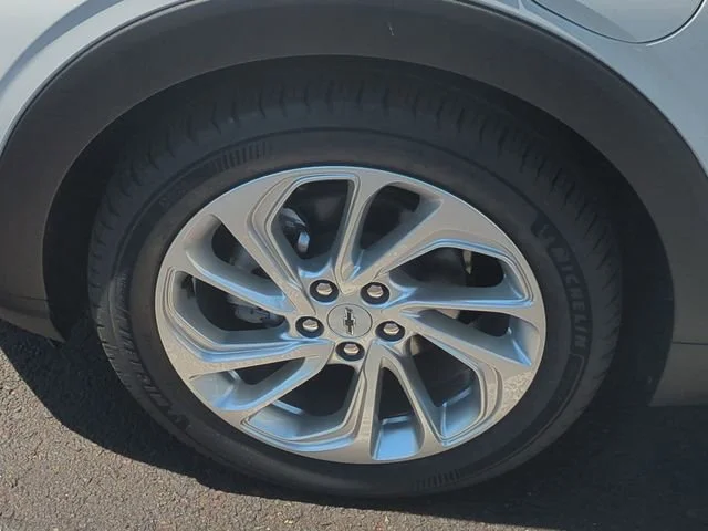 New 2027 Summit White Chevrolet LT image 34