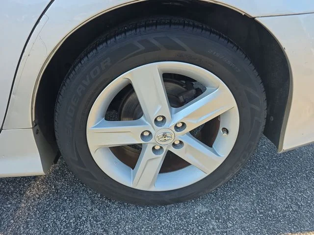 Used 2014 Silver Toyota SE image 32