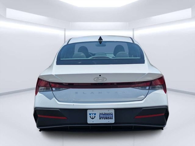 Used 2024 White Hyundai SEL image 4