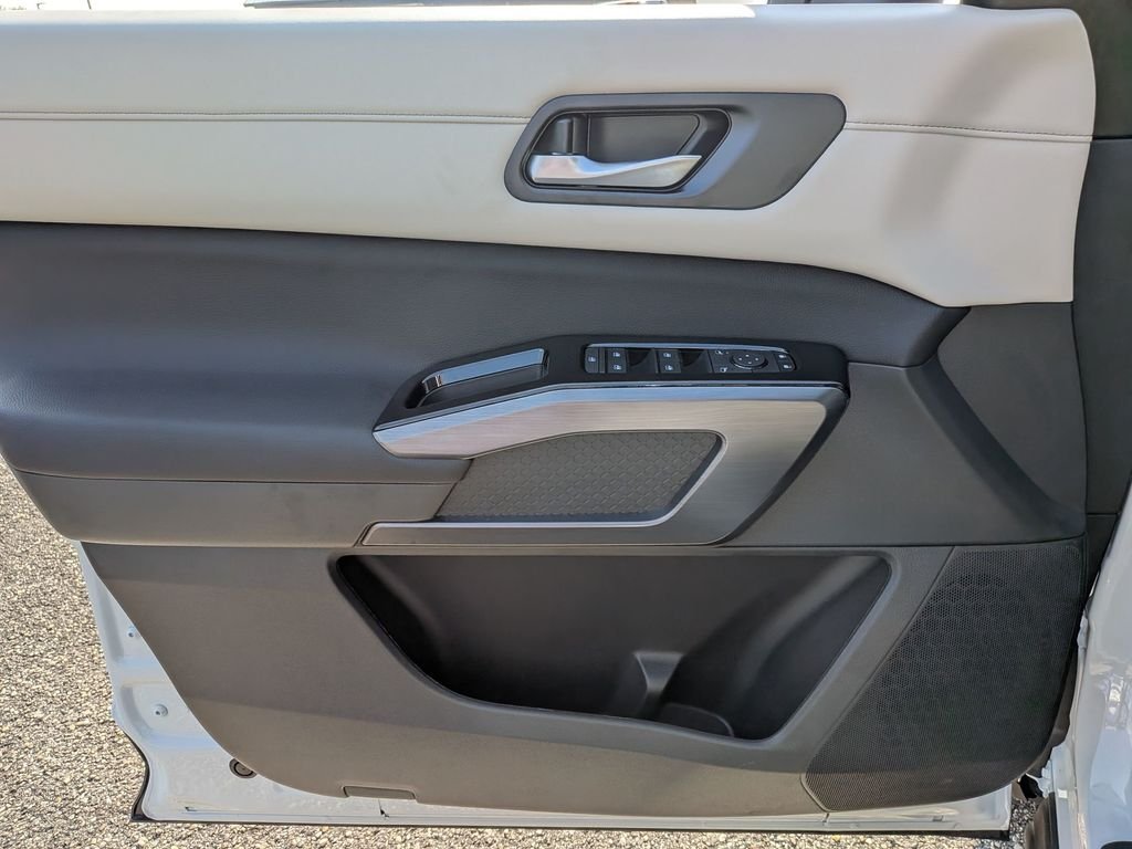 Used 2026 White Nissan SL image 33