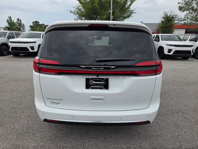 New 2027 Bright White Clear-Coat Exterior Paint Chrysler Select image 11
