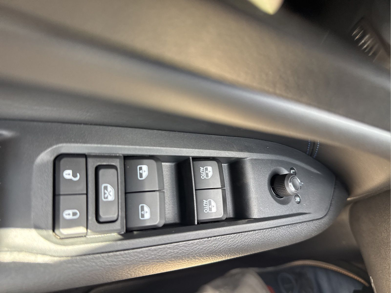 New 2026 Bright White Clearcoat Jeep Latitude image 31