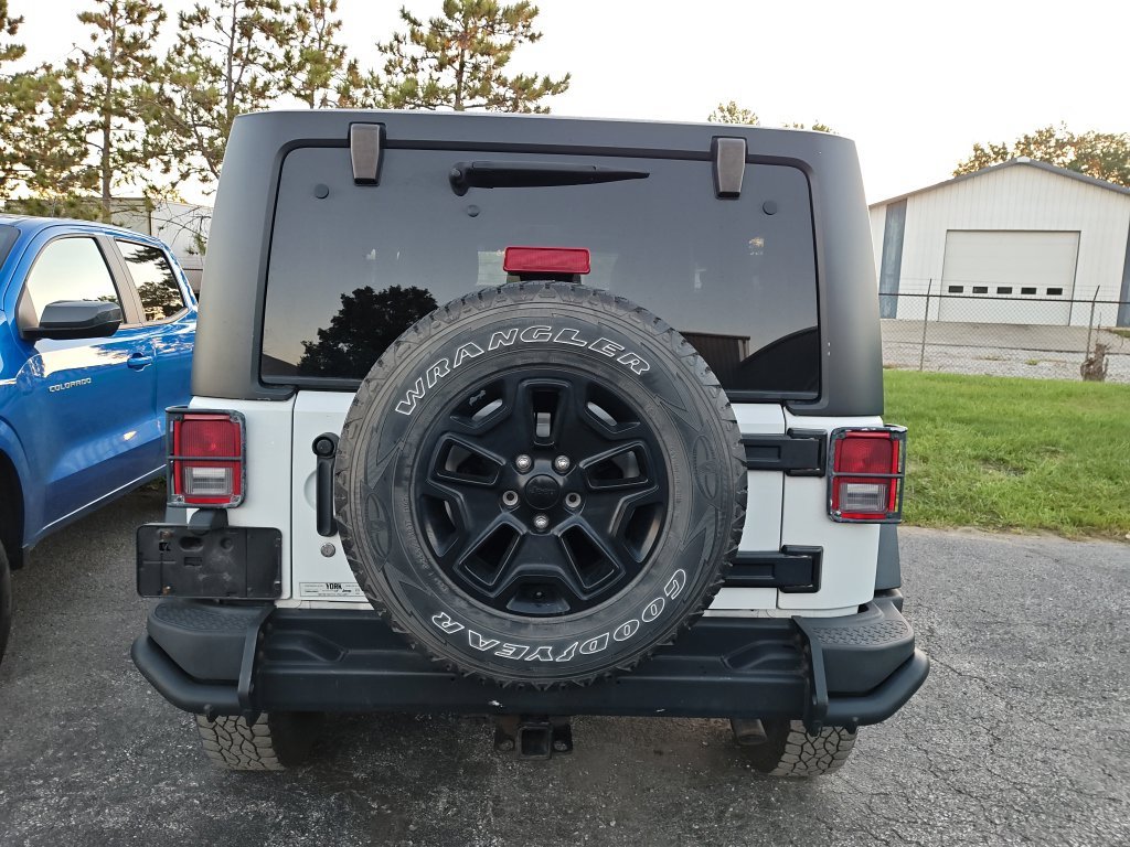 Used 2013 White Jeep Sahara image 6
