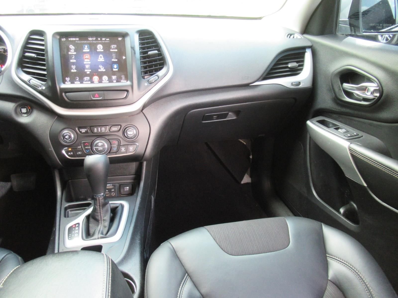 Used 2018 White Jeep Latitude Plus image 14