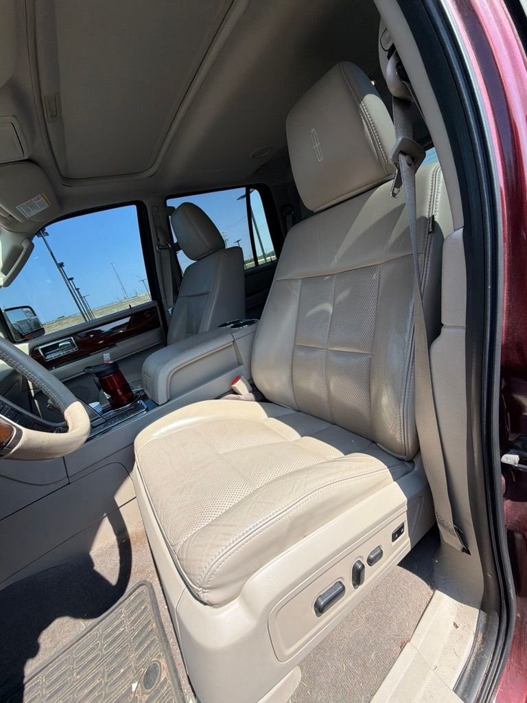 Used 2012 Red Lincoln Base image 7