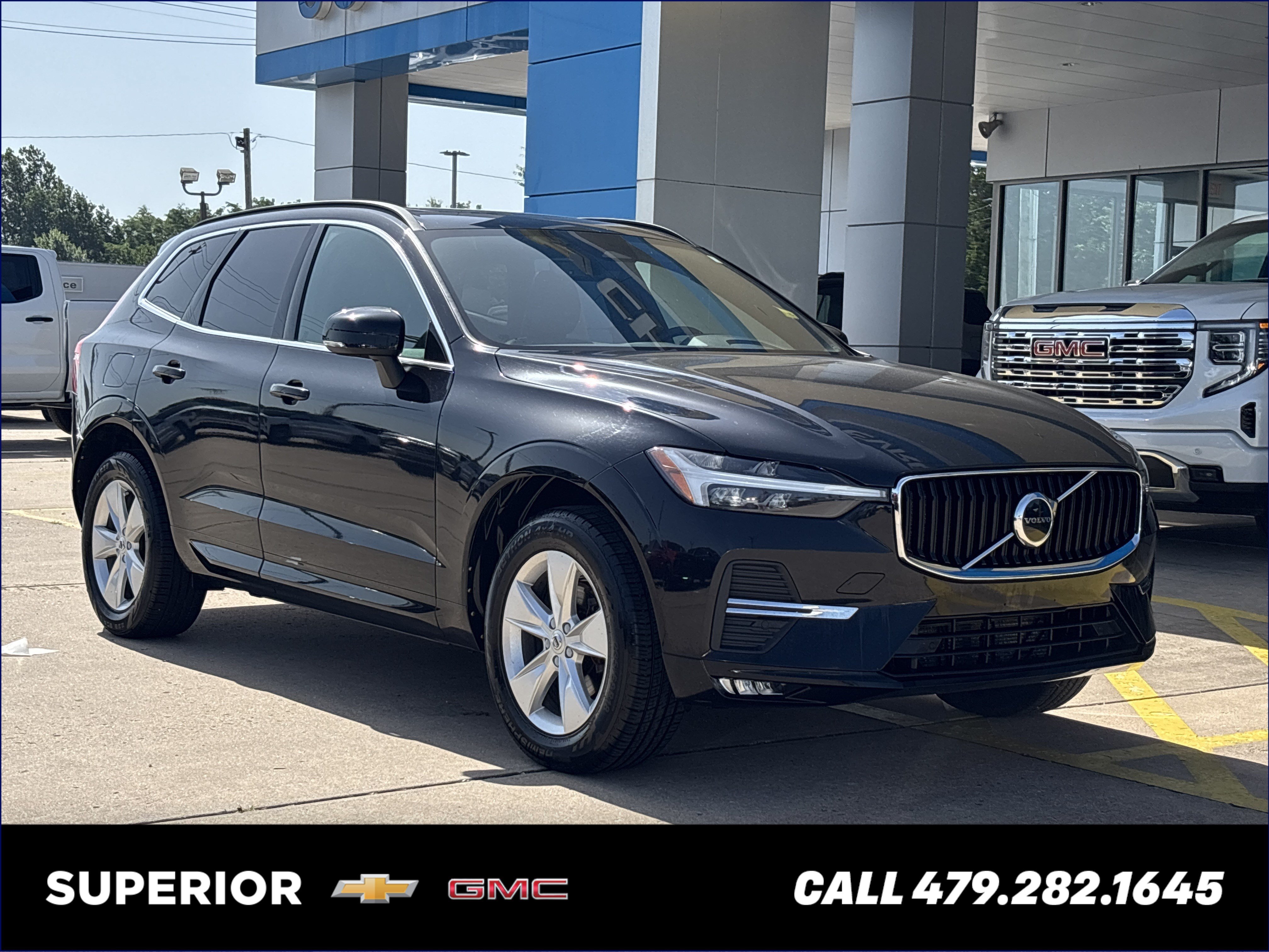 Used 2022 Onyx Black Metallic Volvo Momentum image 1