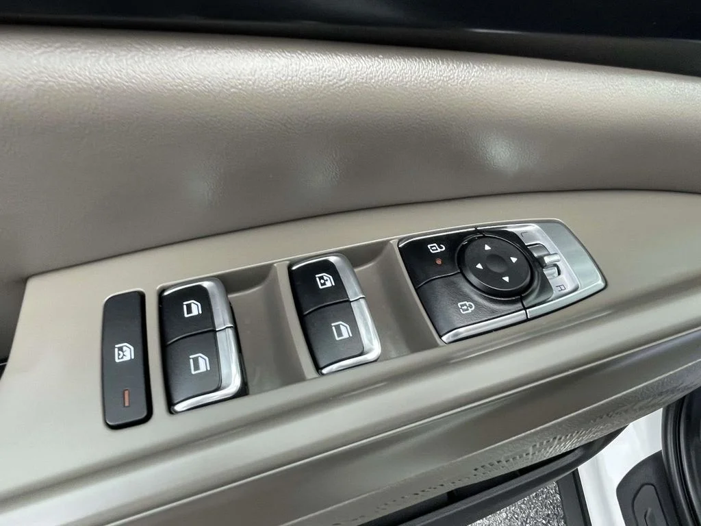 Used 2025 Snow White Pearl Kia LXS image 16
