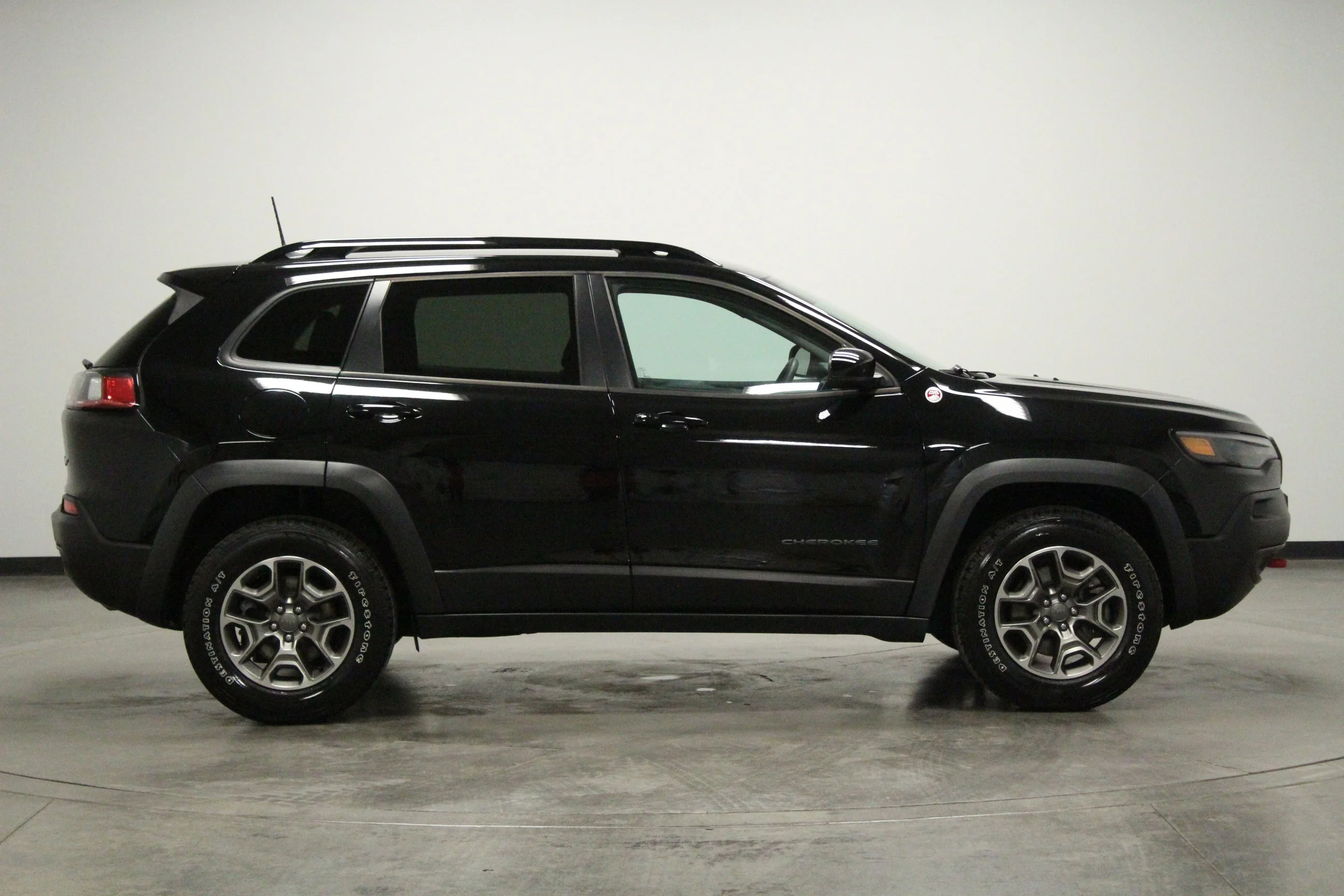 Used 2022 Diamond Black Crystal Pearlcoat Jeep Trailhawk image 9