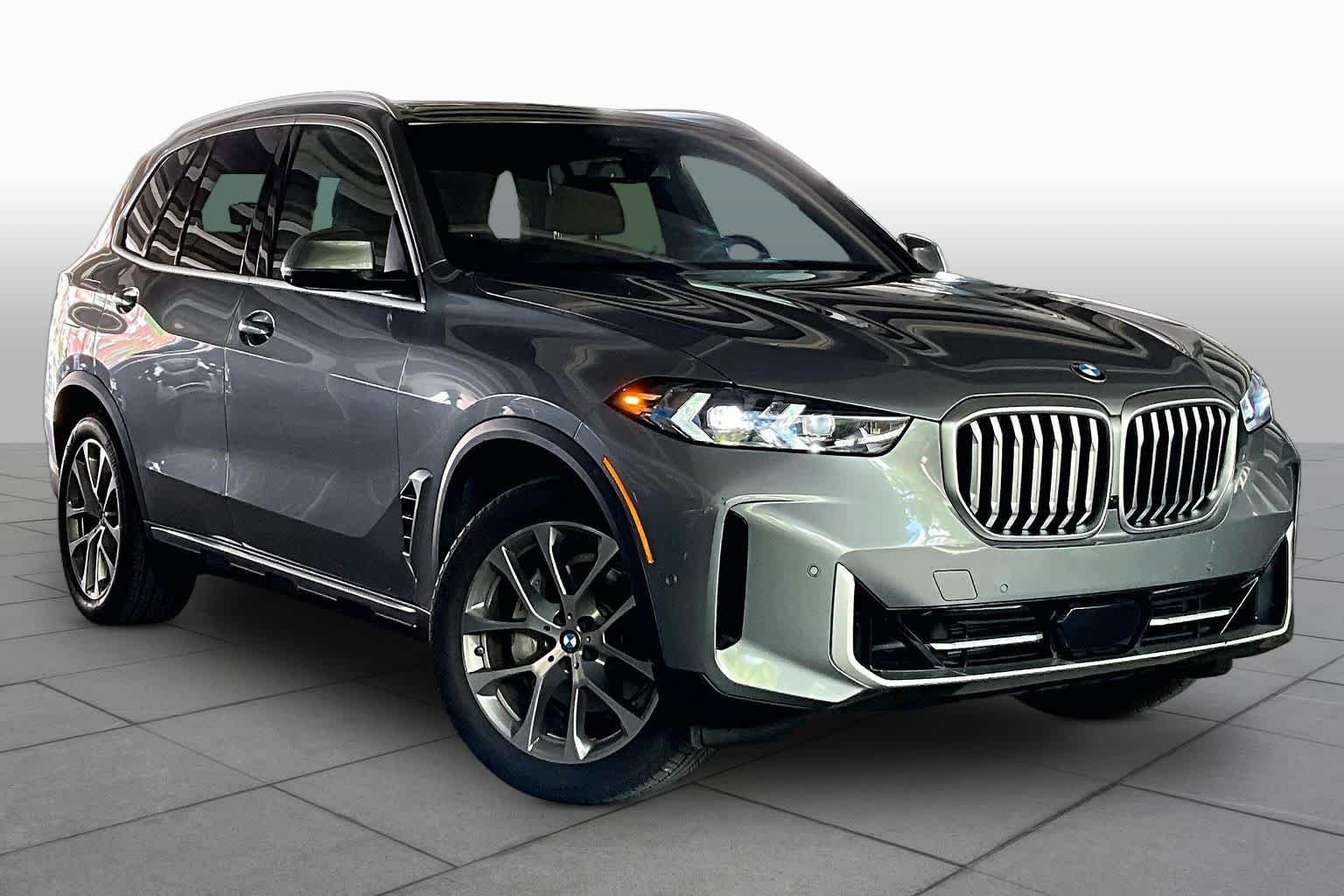 Used 2026 Skyscraper Grey Metallic BMW sDrive40i image 2