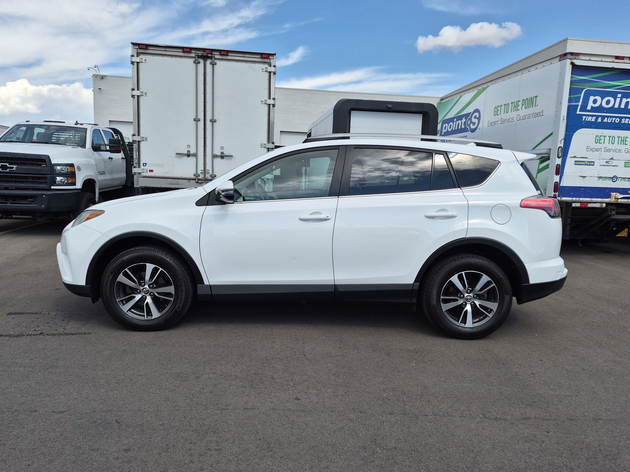 Used 2018 Super White Toyota XLE image 2