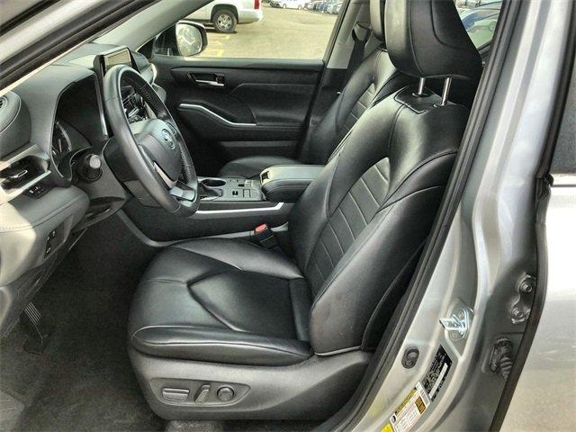 2024 Toyota Highlander XLE photo 2
