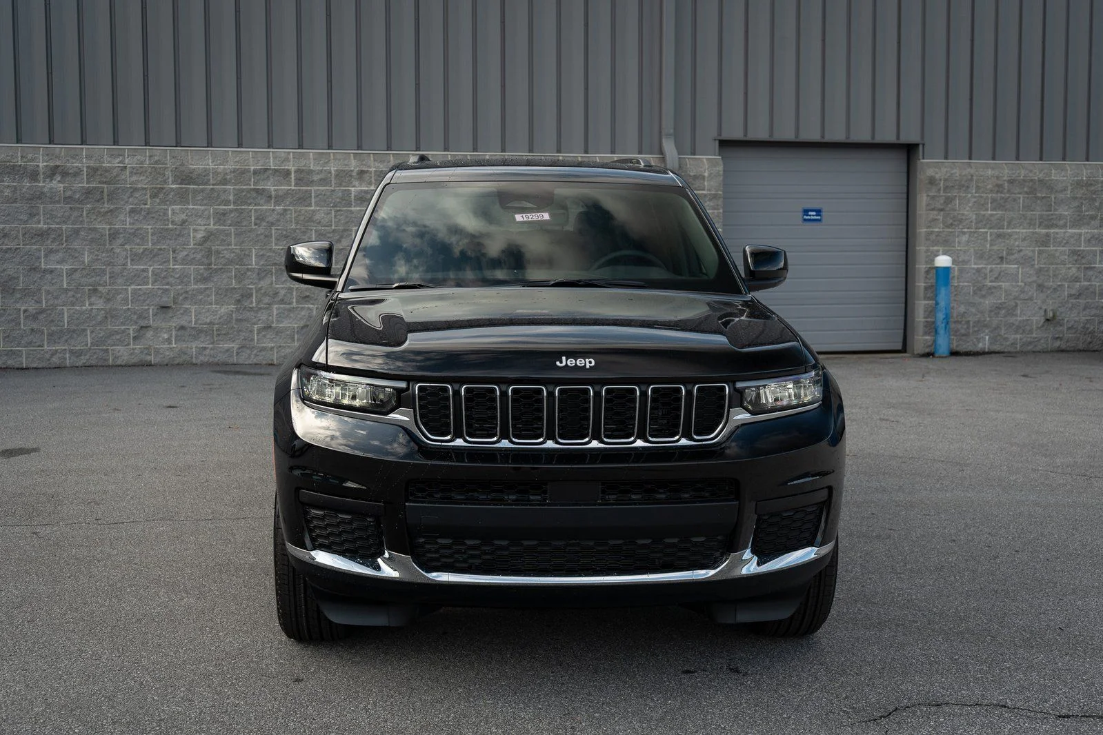 Used 2025 Black Jeep Laredo image 2