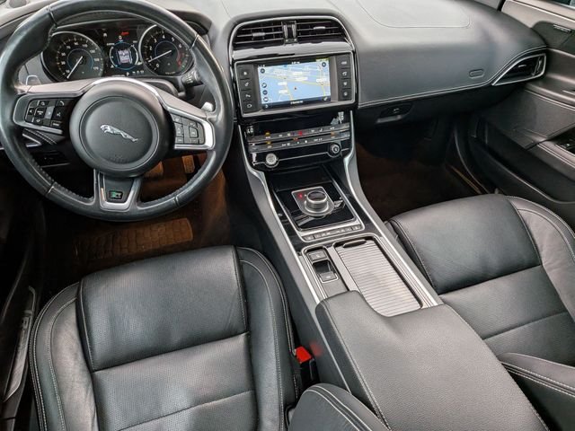 Used 2018 White Jaguar 25t R-Sport image 24