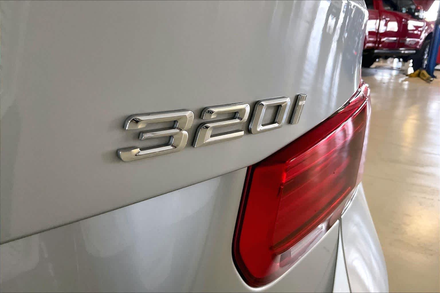 Used 2018 Glacier Silver Metallic BMW 320i image 9