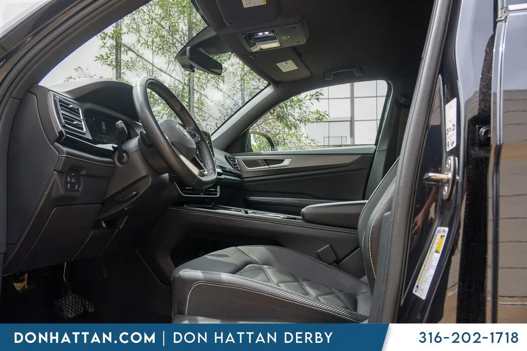 Used 2024 Black Volkswagen 2.0T SE w/Technology image 3