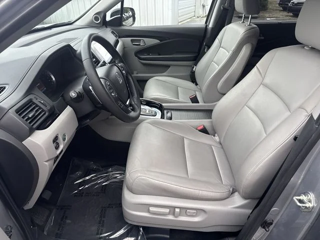 Used 2016  Honda Touring image 15