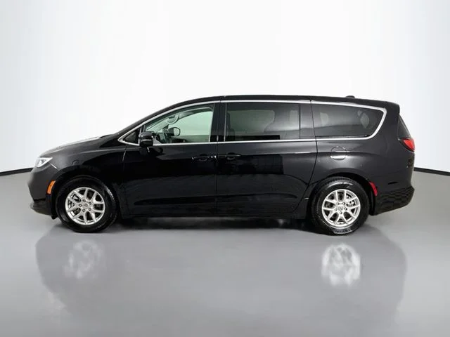 Used 2024 Black Chrysler Touring L image 4