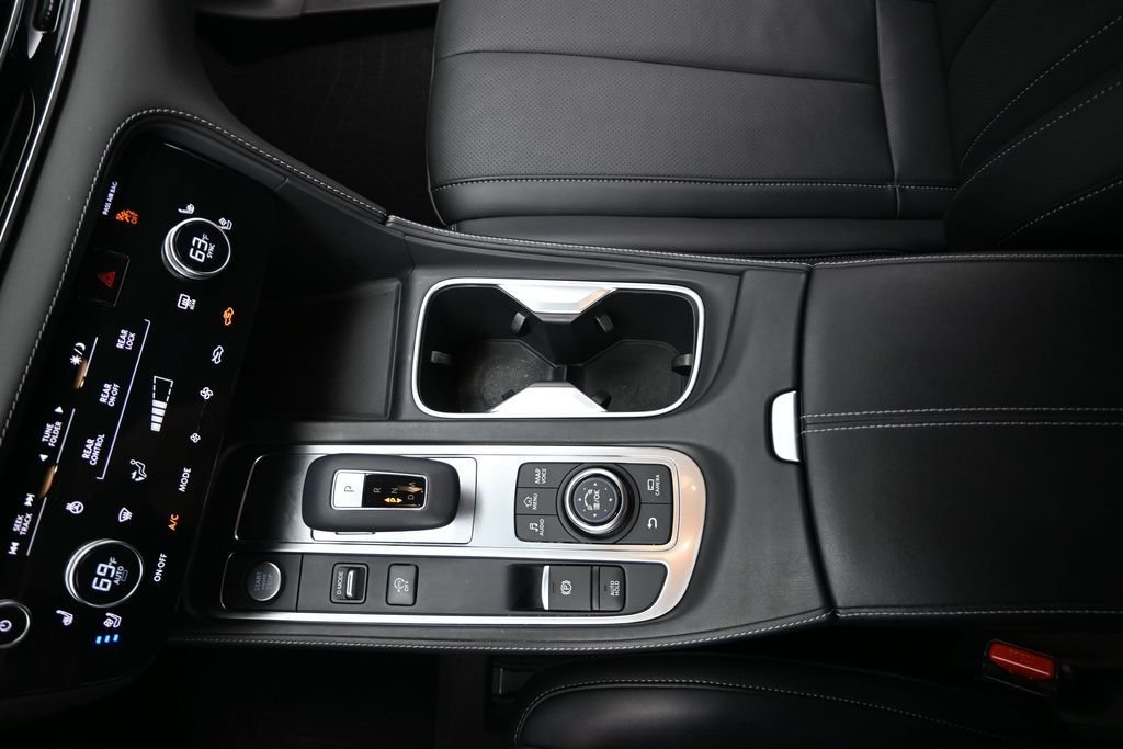 Used 2023 White INFINITI LUXE image 18