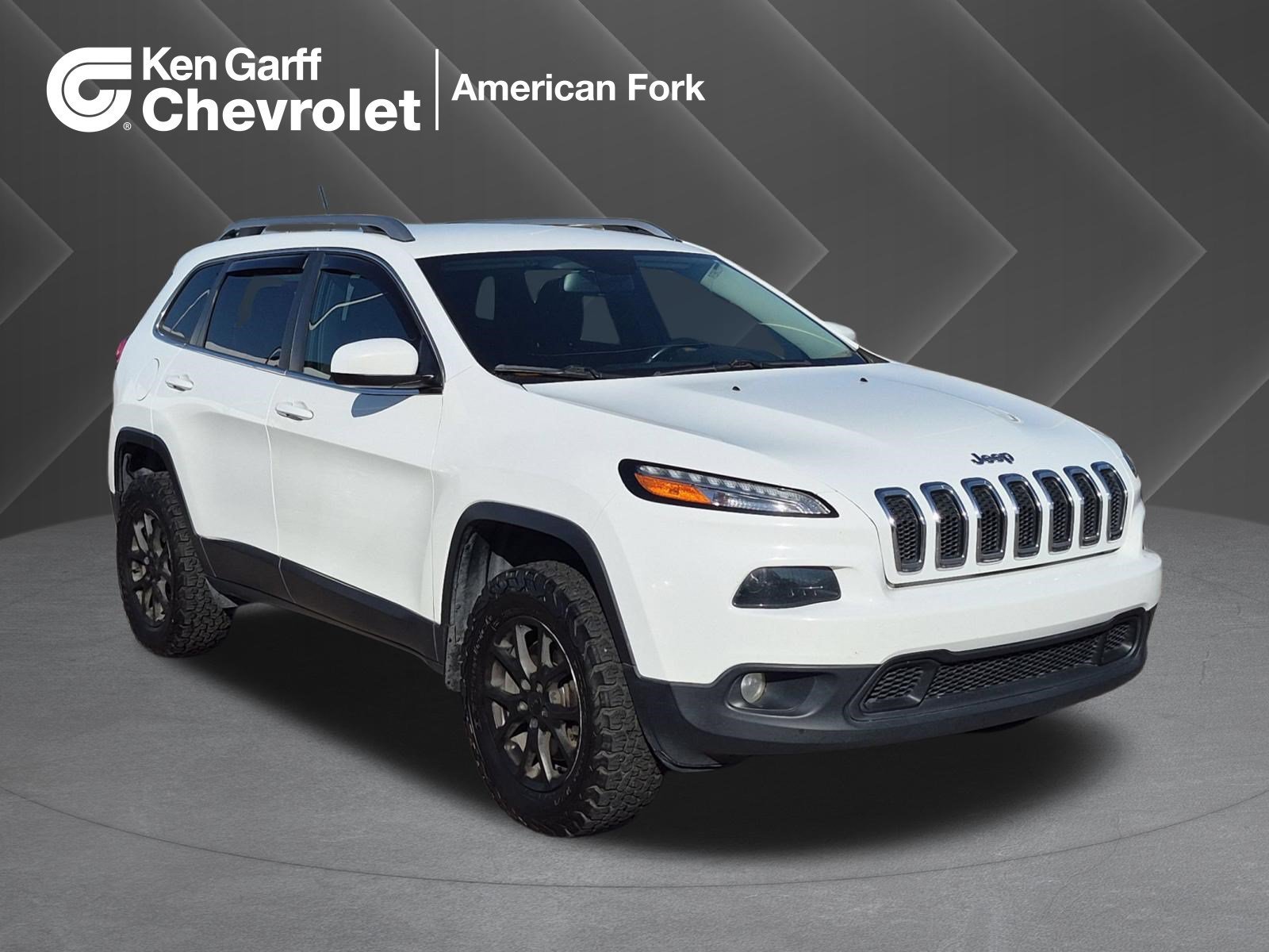 Used 2015 Bright White Clearcoat Jeep Latitude image 1