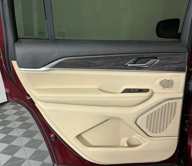 Used 2021 Velvet Jeep Limited image 16