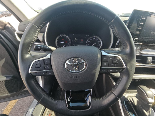 Used 2021 Silver Toyota XLE image 14
